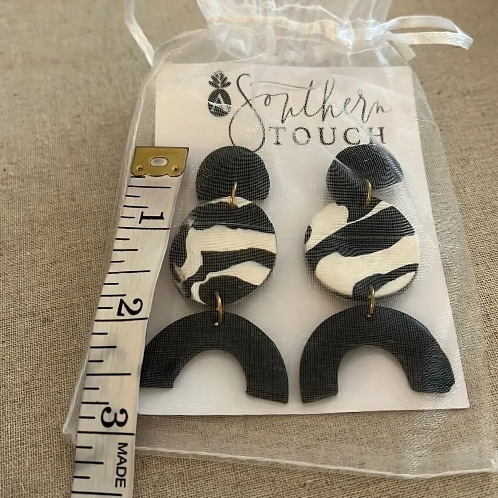 New A Southern Touch Clay Black and White Lightweight Earrings